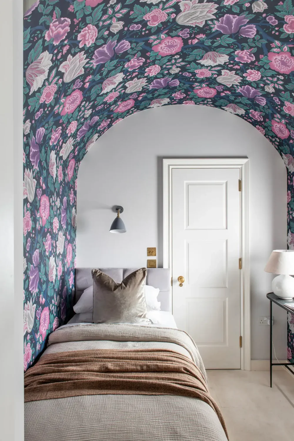 Muted Colors and Classic Design in a London Townhouse 12 bedroom-rounded-arched-ceiling-floral-wallpaper-nordroom