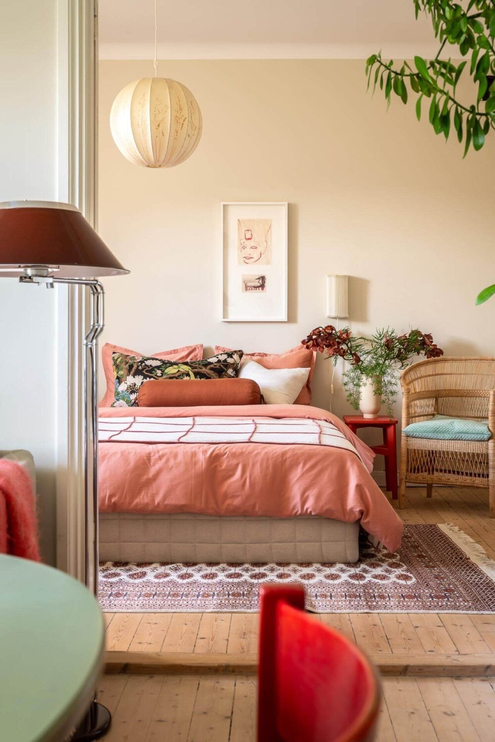 Colorful Decor in a Scandinavian Apartment 9 beige-bedroom-pink-accents-scandinavian-apartment-nordroom