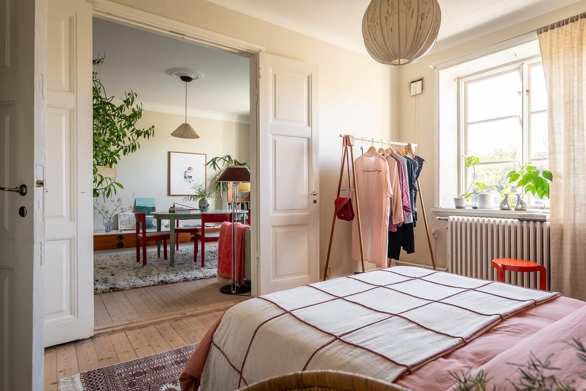 Colorful Decor in a Scandinavian Apartment 15 beige-bedroom-pink-accents