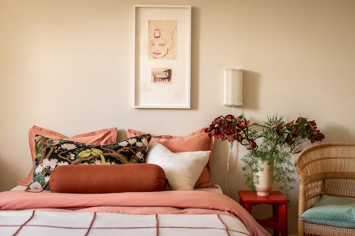 Colorful Decor in a Scandinavian Apartment 13 beige-bedroom-pink-bedding