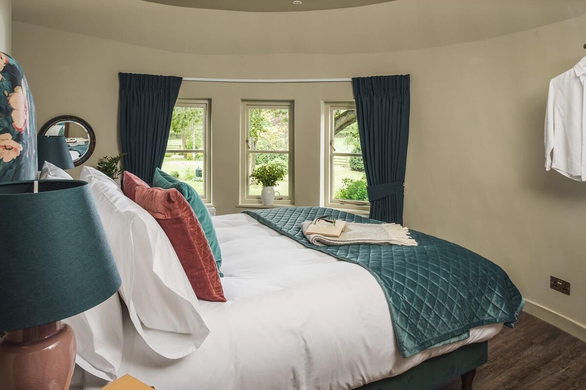 Great Budds Oast: A Cozy Holiday Home in the Kent Countryside 23 blue bedroom GREAT BUDDS OAST