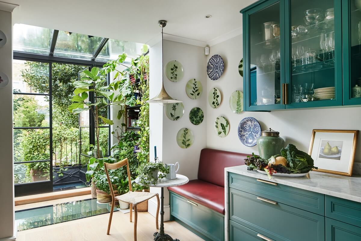 Blue Color Accents in a Restored London Townhouse 9 blue-kitchen-breakfast-nook-with-bench-nordroom