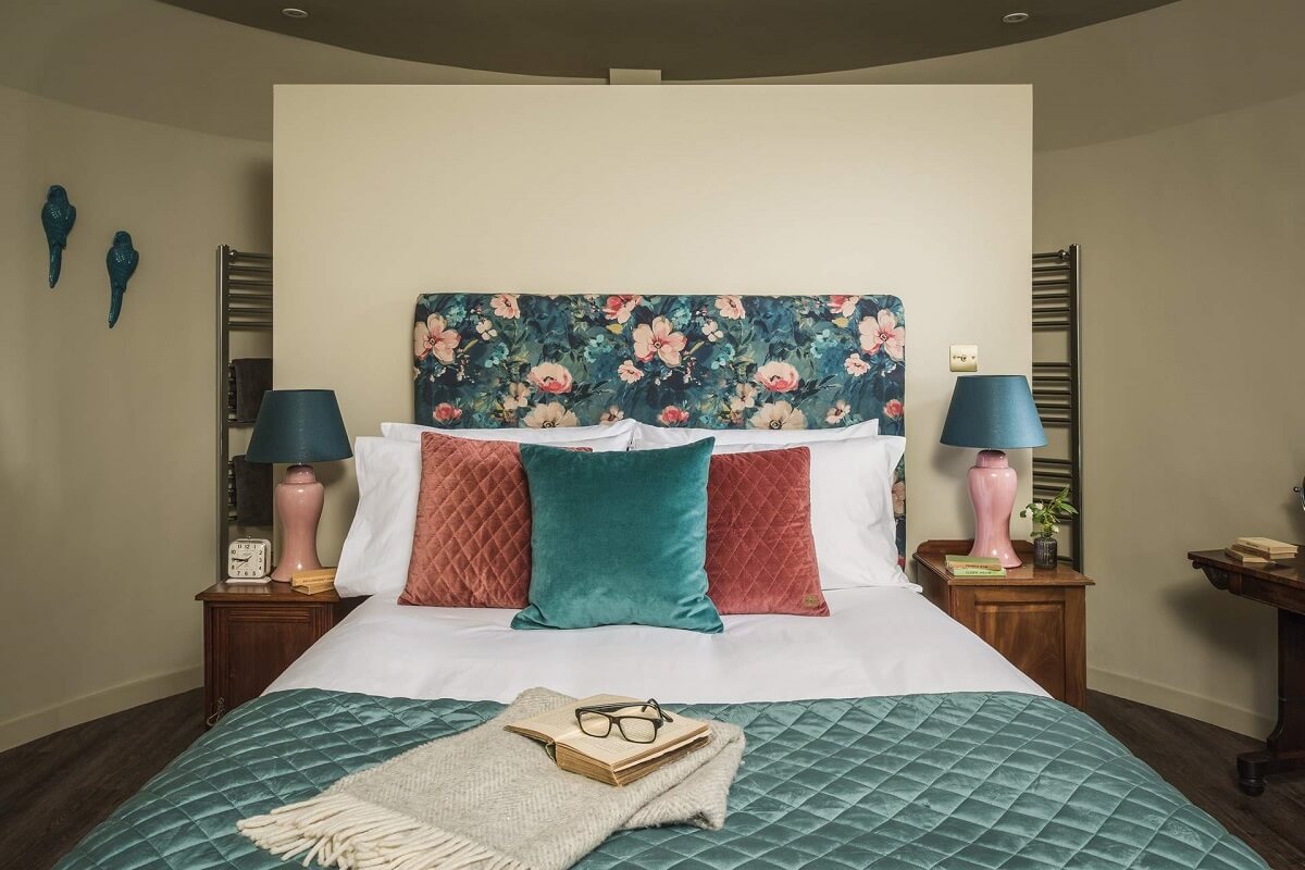 Great Budds Oast: A Cozy Holiday Home in the Kent Countryside 24 blue pink bedroom en suite bathroom GREAT BUDDS OAST