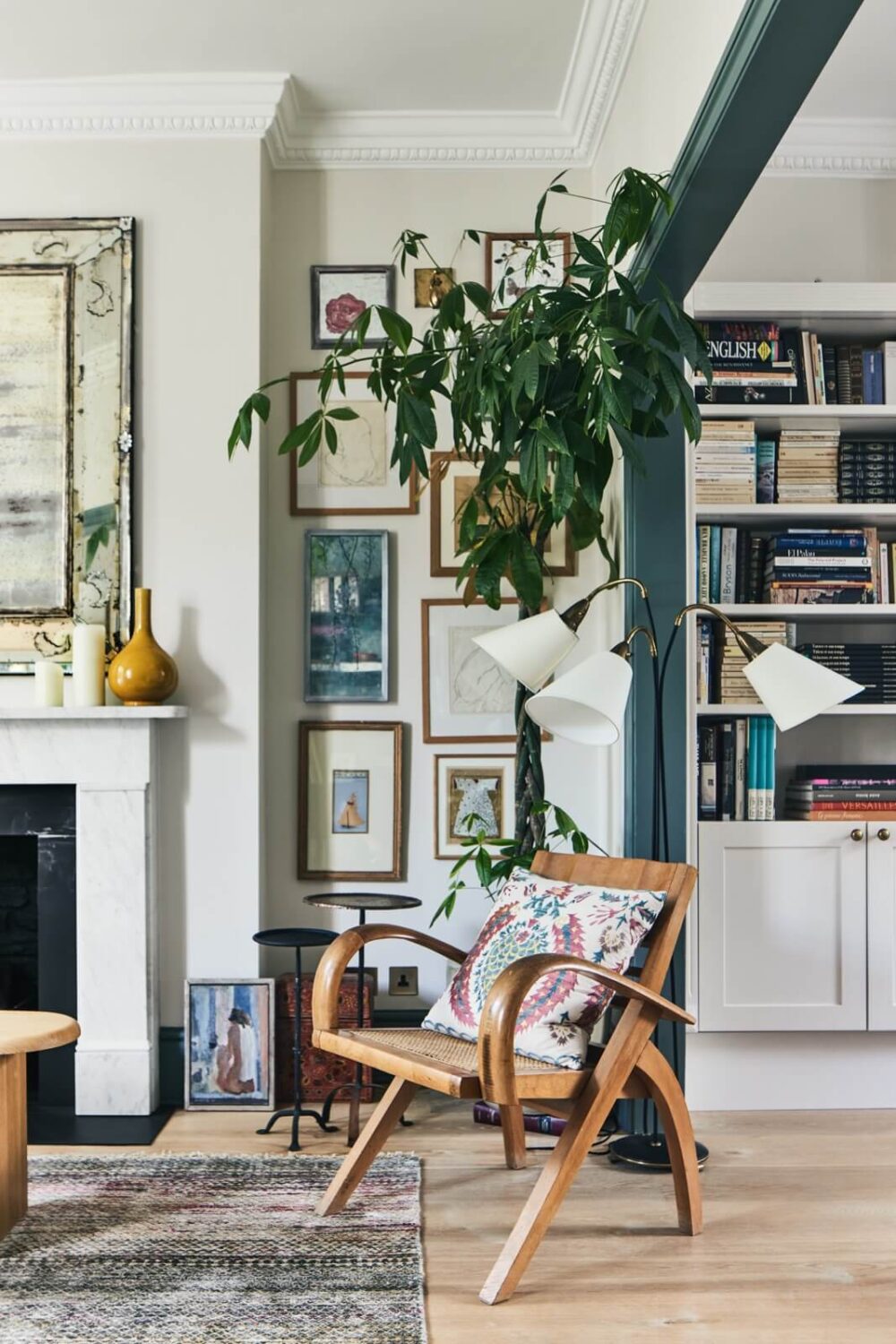 Blue Color Accents in a Restored London Townhouse 4 blue-trims-london-townhouse-living-room-gallery-wall-nordroom