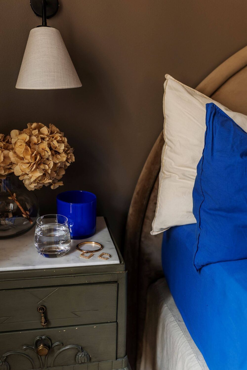 A Cozy Scandinavian Apartment with a Cobalt Color Accent 15 cobalt blue accent color warm bedroom