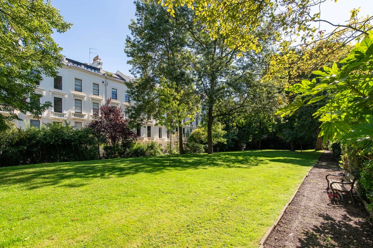 Muted Colors and Classic Design in a London Townhouse 24 communal-garden-Little-Venice-Apartment-london