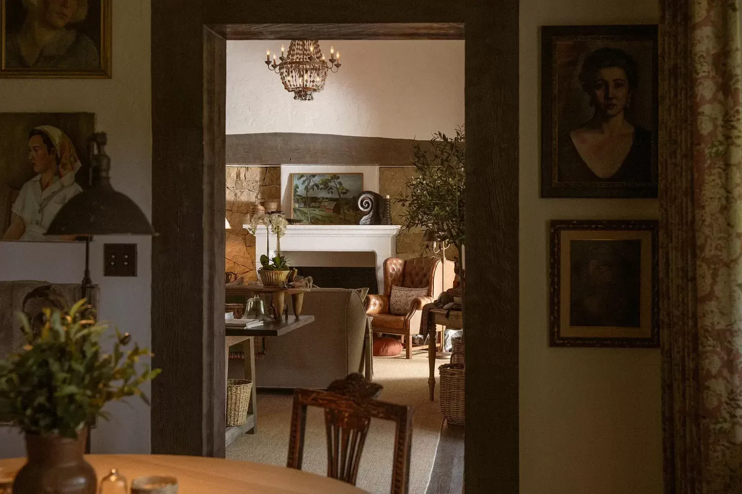 A Cozy Montecito Home Once Owned by Larry David 4 cozy-montecito-home-living-room