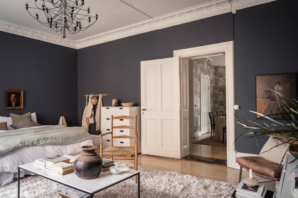 A Scandinavian Studio Apartment with Black Walls 13 dark gray studio apartment light textiles