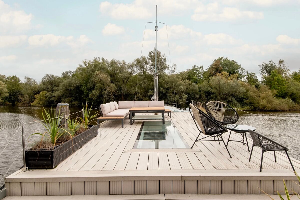 A Spacious and Stylish Houseboat in London 16 deck terrace houseboat london nordroom