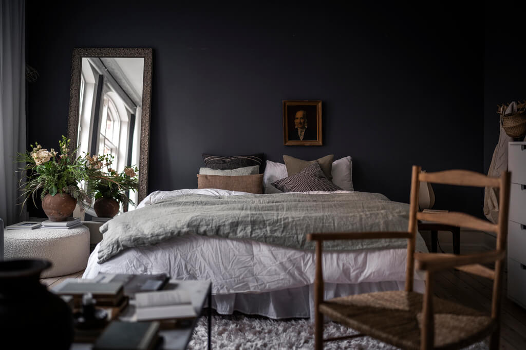 A Scandinavian Studio Apartment with Black Walls 7 double bed antique art black walls