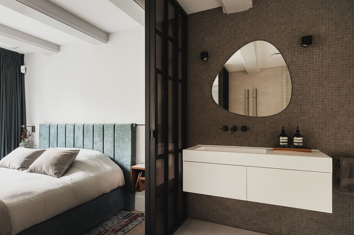 A Luxurious Amsterdam Canal House with High Ceilings 20 en suite bathroom white vanity