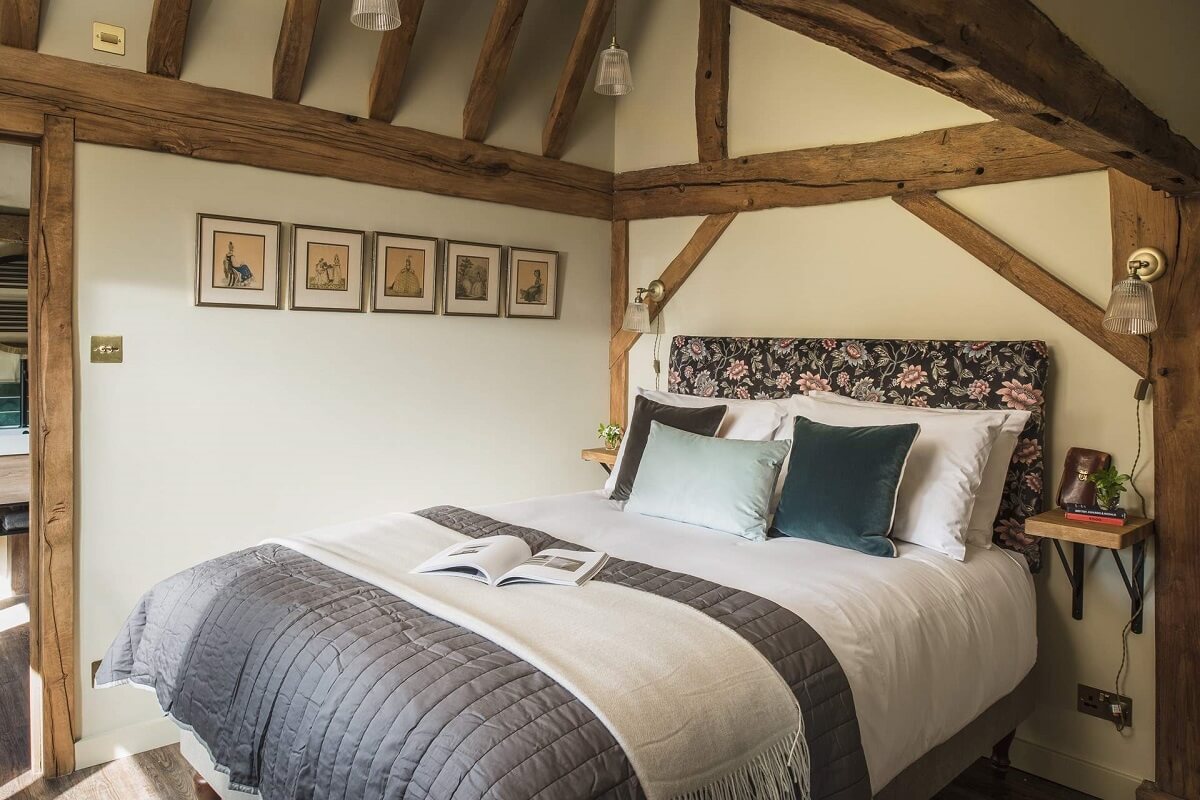 Great Budds Oast: A Cozy Holiday Home in the Kent Countryside 20 exposed wooden beams GREAT BUDDS OAST