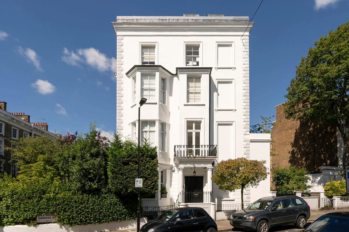 An Award-Winning Apartment with Color Accents in Notting Hill 21 exterior-Notting-Hill-Apartment-nordroom