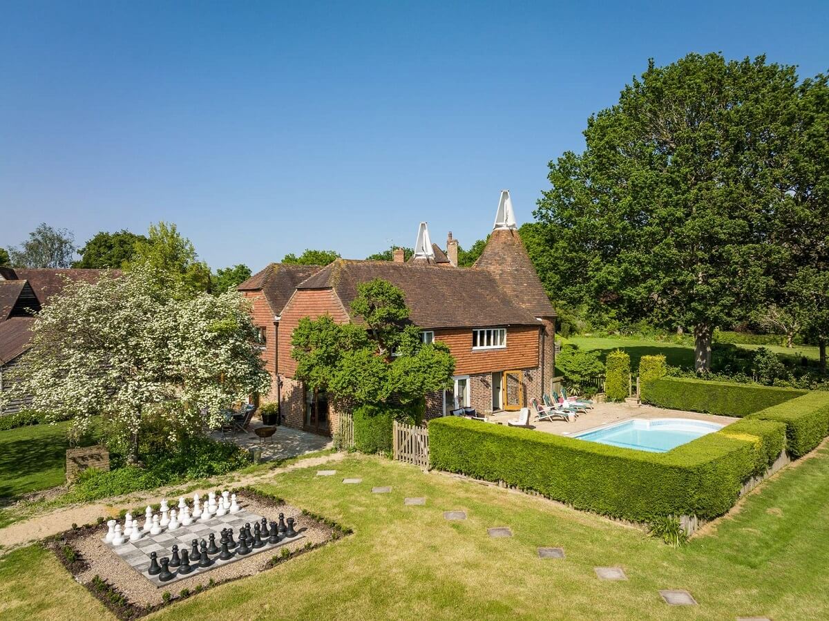 Great Budds Oast: A Cozy Holiday Home in the Kent Countryside 26 garden (2)