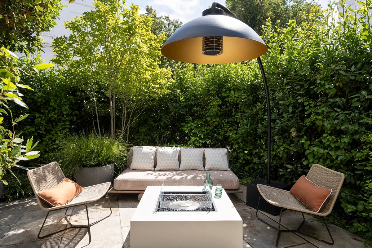 An Award-Winning Apartment with Color Accents in Notting Hill 20 garden-seating-notting-hill-apartment