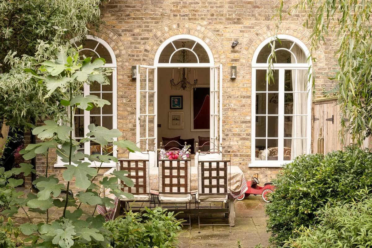 A Light Apartment with Arched Windows and a Garden in Maida Vale 12 green city garden dining space arched windows nordroom