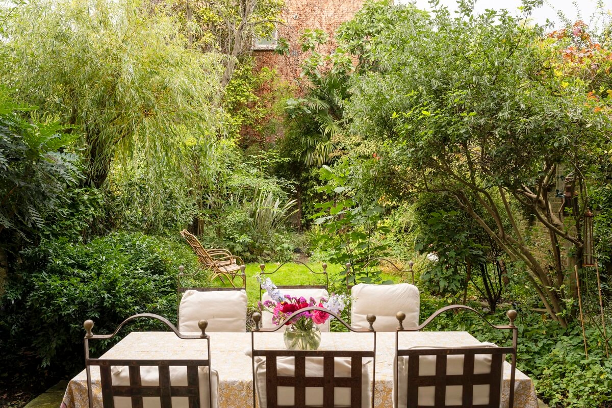 A Light Apartment with Arched Windows and a Garden in Maida Vale 11 green garden with dining table london flat nordroom