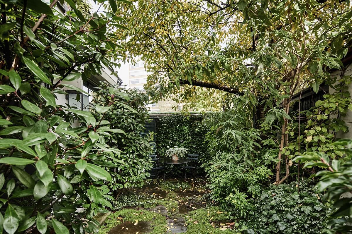 Stylish Monochrome Interiors in an Early 20th Century House 12 green-garden