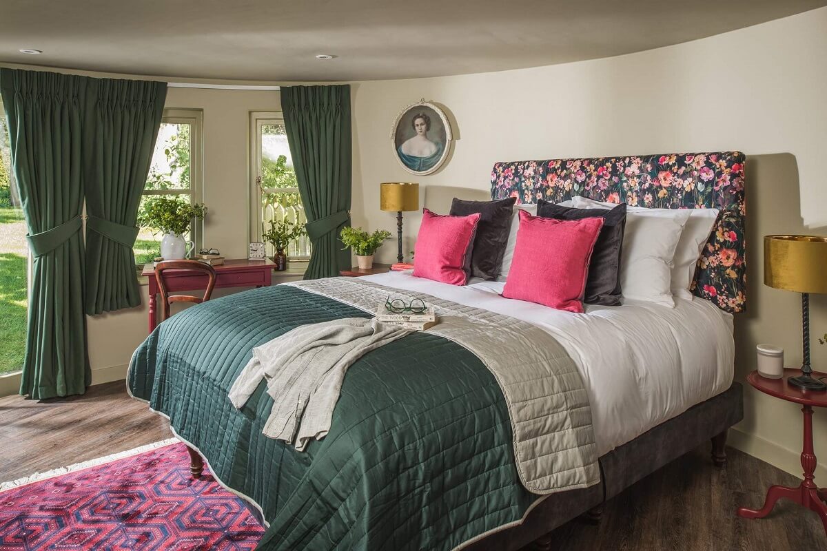 Great Budds Oast: A Cozy Holiday Home in the Kent Countryside 14 green pink bedroom GREAT BUDDS OAST