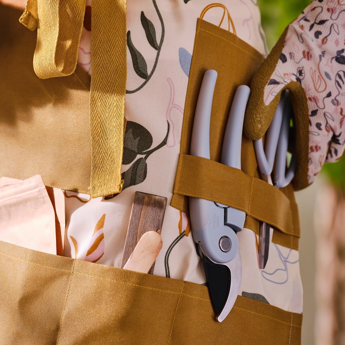 IKEA DAKSJUS: A Limited Collection for Plant Lovers 20 ikea-daksjus-new-collection-apron-detail