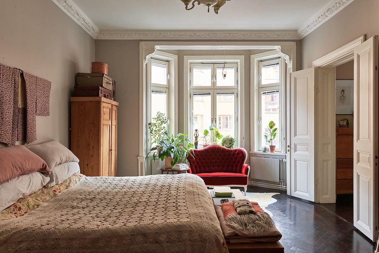 A Romantic Apartment with Original Details 26 large-bedroom-bay-window