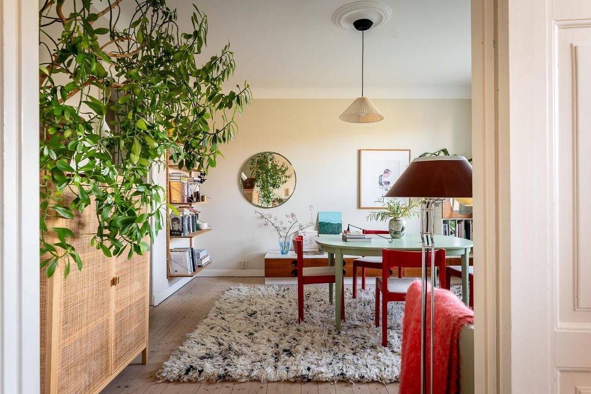 Colorful Decor in a Scandinavian Apartment 6 living-room-beige-walls-large-round-table-rug-nordroom