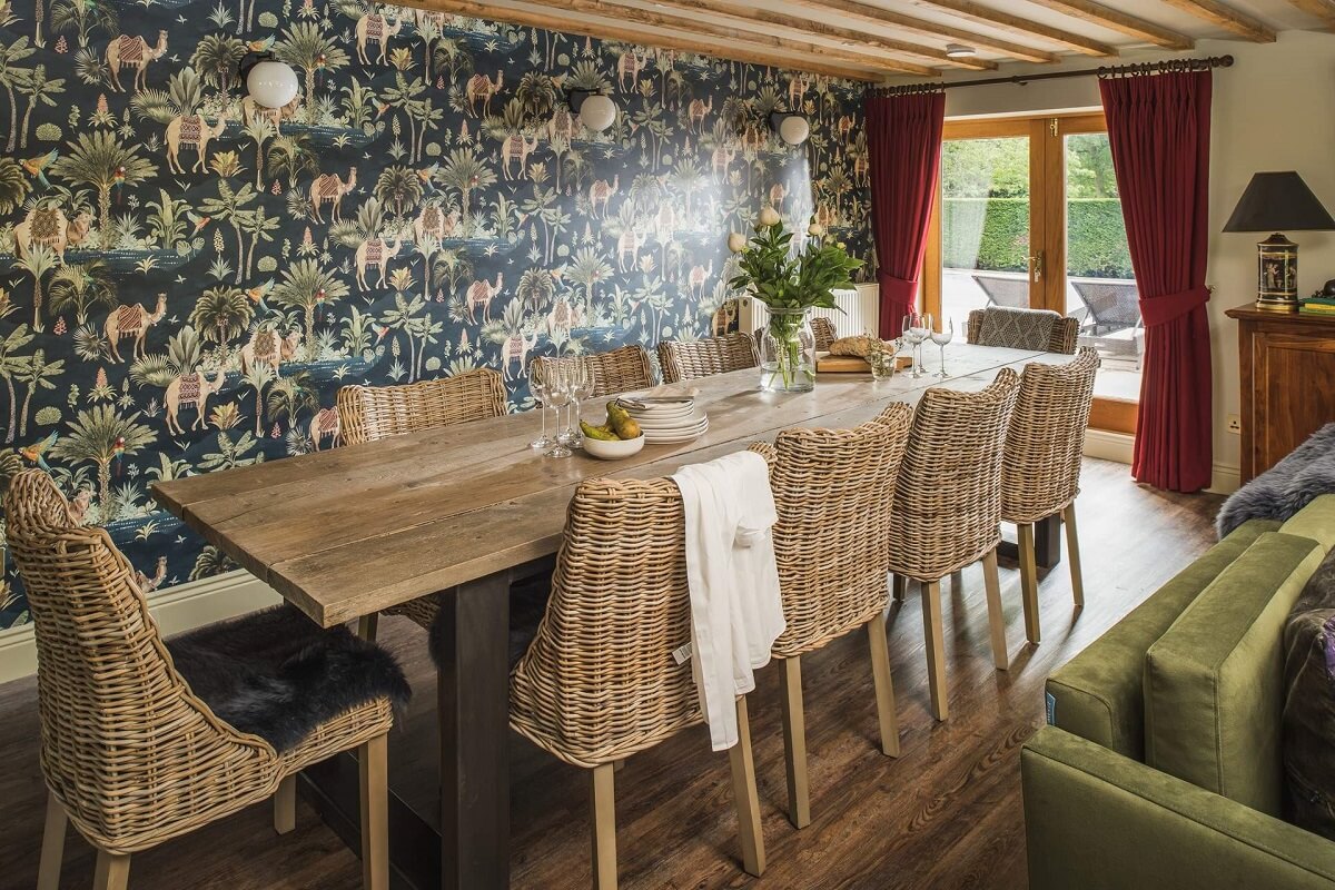 Great Budds Oast: A Cozy Holiday Home in the Kent Countryside 4 living room dining table