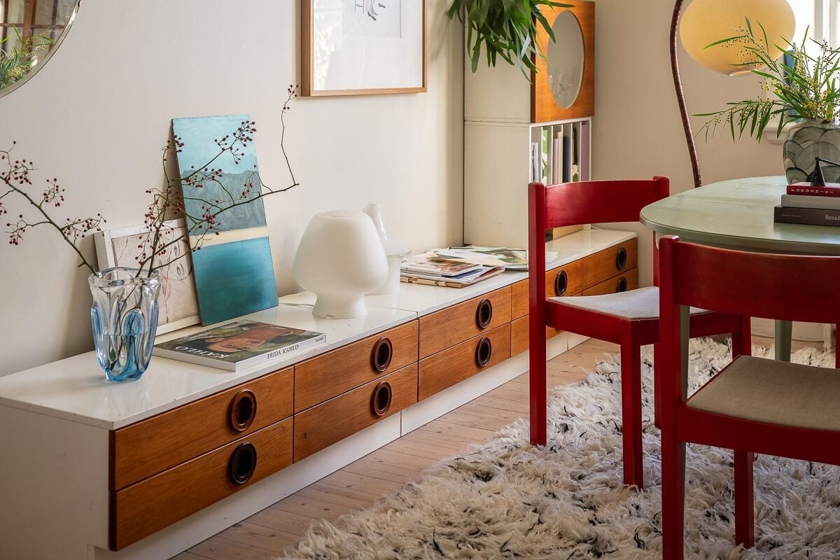 Colorful Decor in a Scandinavian Apartment 3 low-cabinet-colorful-accents