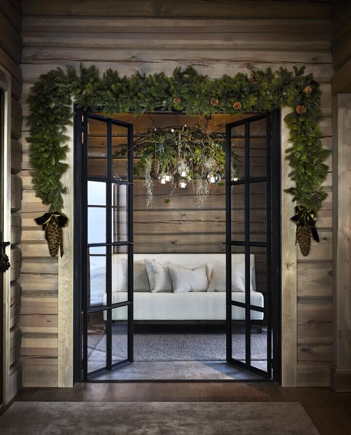 A Modern Norwegian Log House Decorated for Christmas 4 norwegian log cabin christmas garland steel doors nordroom