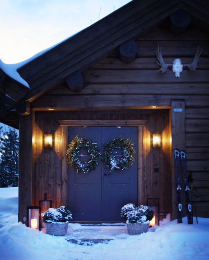 A Modern Norwegian Log House Decorated for Christmas 12 norwegian log cabin exterior wreath nordroom