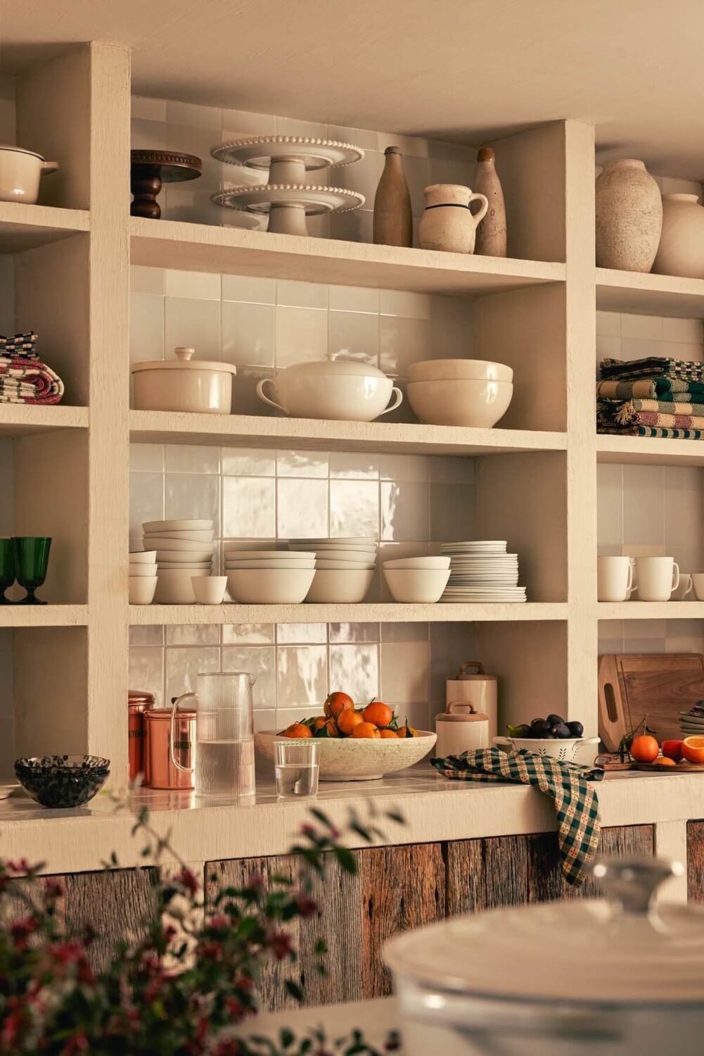 Zara Home Christmas Collection 2023 15 open-kitchen-shelves-zara-home-christmas-nordroom