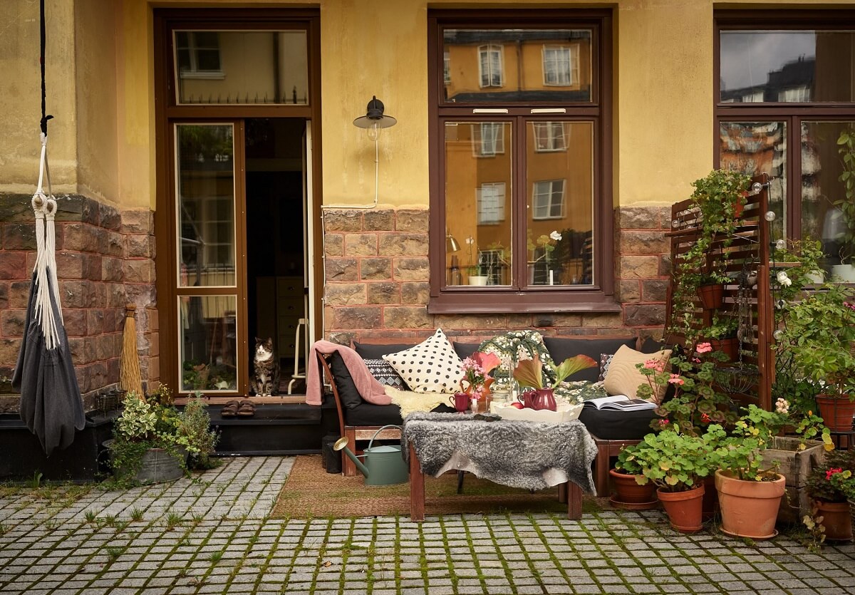A Warm Vintage Apartment in Stockholm 18 outdoor-terrace-vintage-home-nordroom
