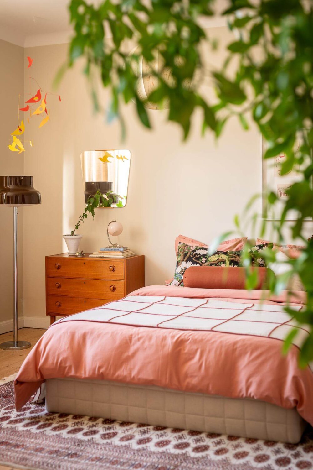 Colorful Decor in a Scandinavian Apartment 10 pink-bedding-bedroom-beige-walls
