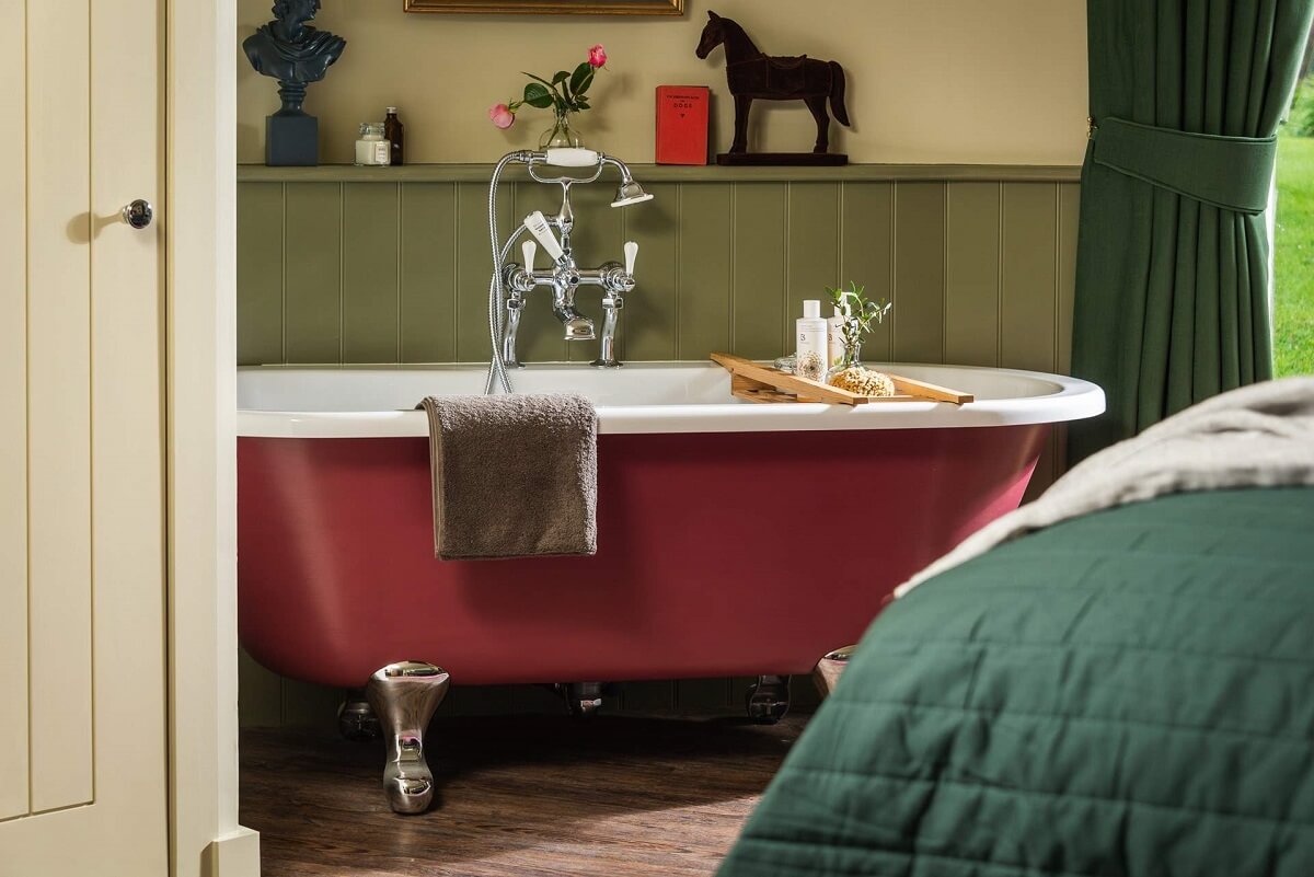 Great Budds Oast: A Cozy Holiday Home in the Kent Countryside 17 pink freestanding bath GREAT BUDDS OAST