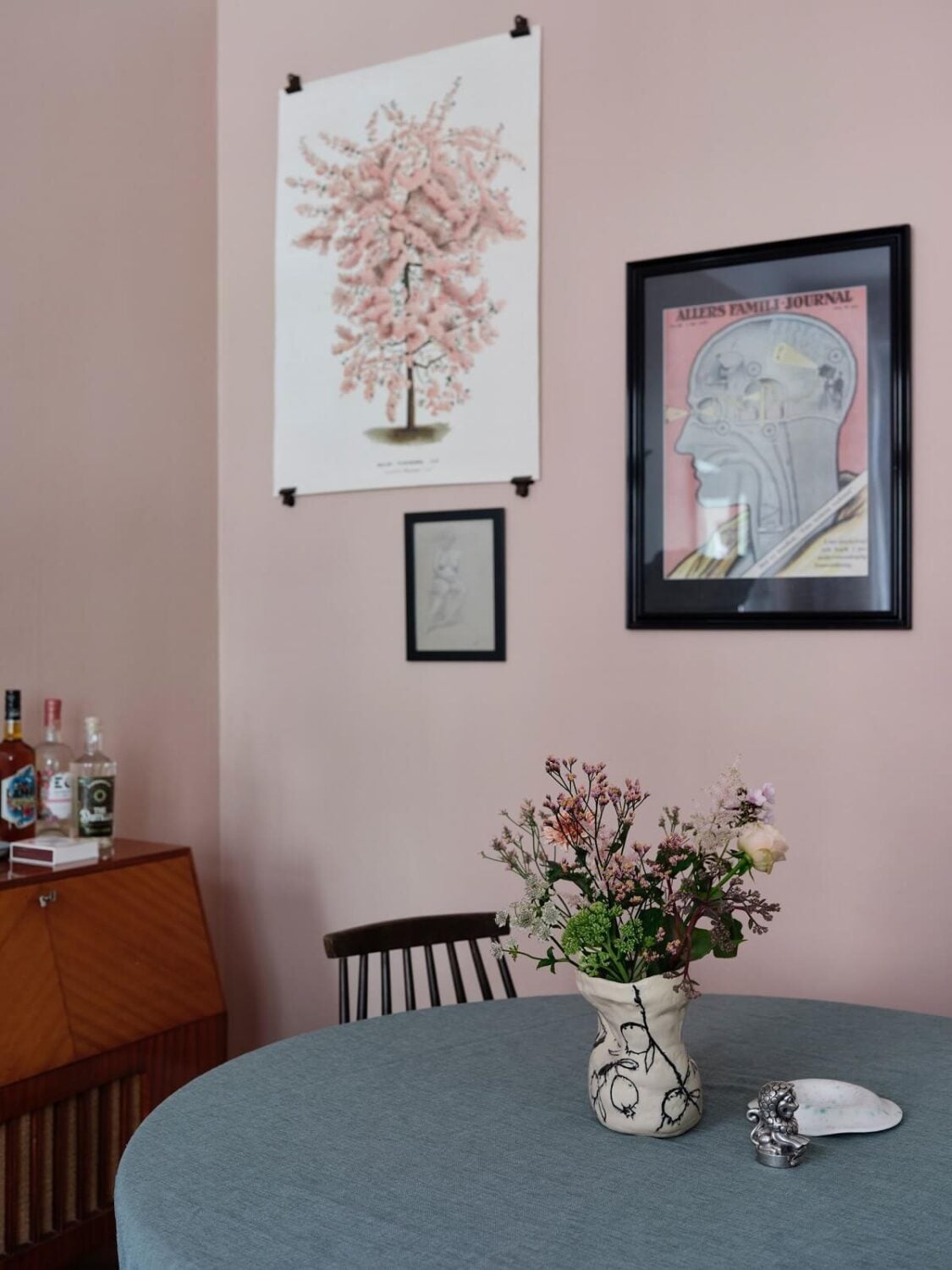 A Scandi Apartment Mixes Vintage with Contemporary Design 5 round-dining-table-light-pink-walls-nordroom