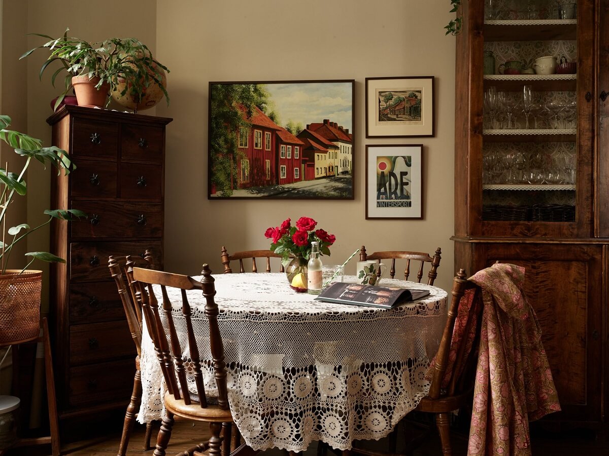 A Warm Vintage Apartment in Stockholm 5 round-dining-table-vintage-living-room-nordroom
