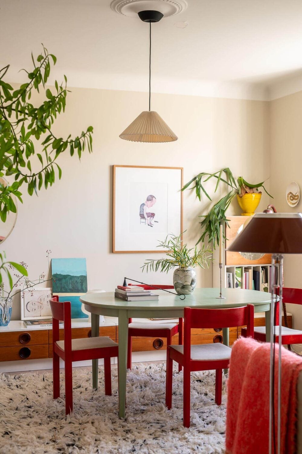 50+ Rooms That Prove ‘The Unexpected Red Theory’ Really Works 57 round-green-dining-table-beige-walls-nordroom