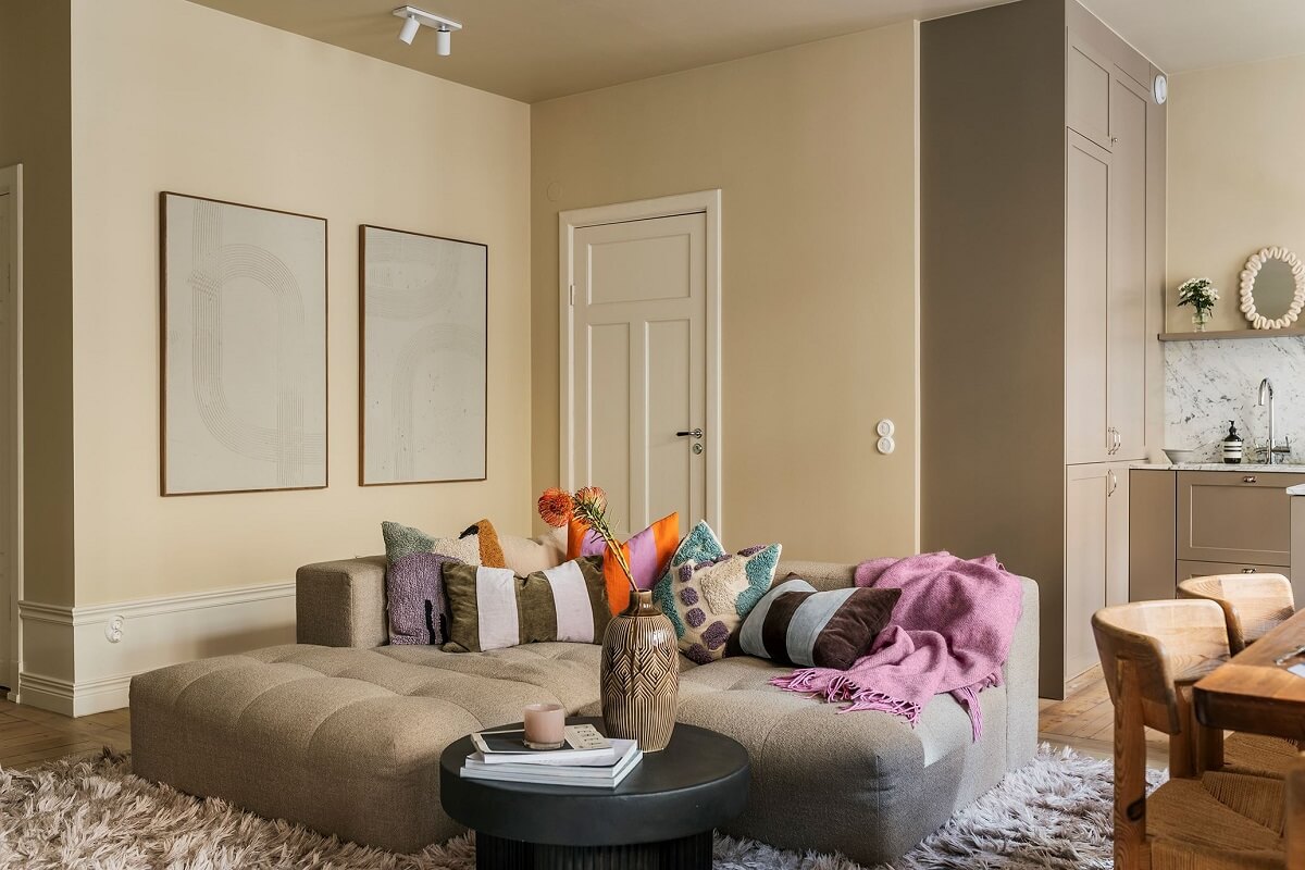 A Cozy Scandinavian Apartment with a Cobalt Color Accent 5 scandi living room corner sofa pillows