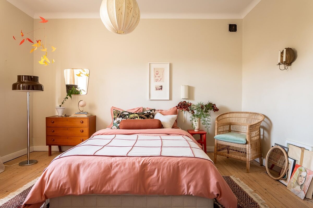 Colorful Decor in a Scandinavian Apartment 11 scandinavian-bedroom-beige-walls-pink-bedding