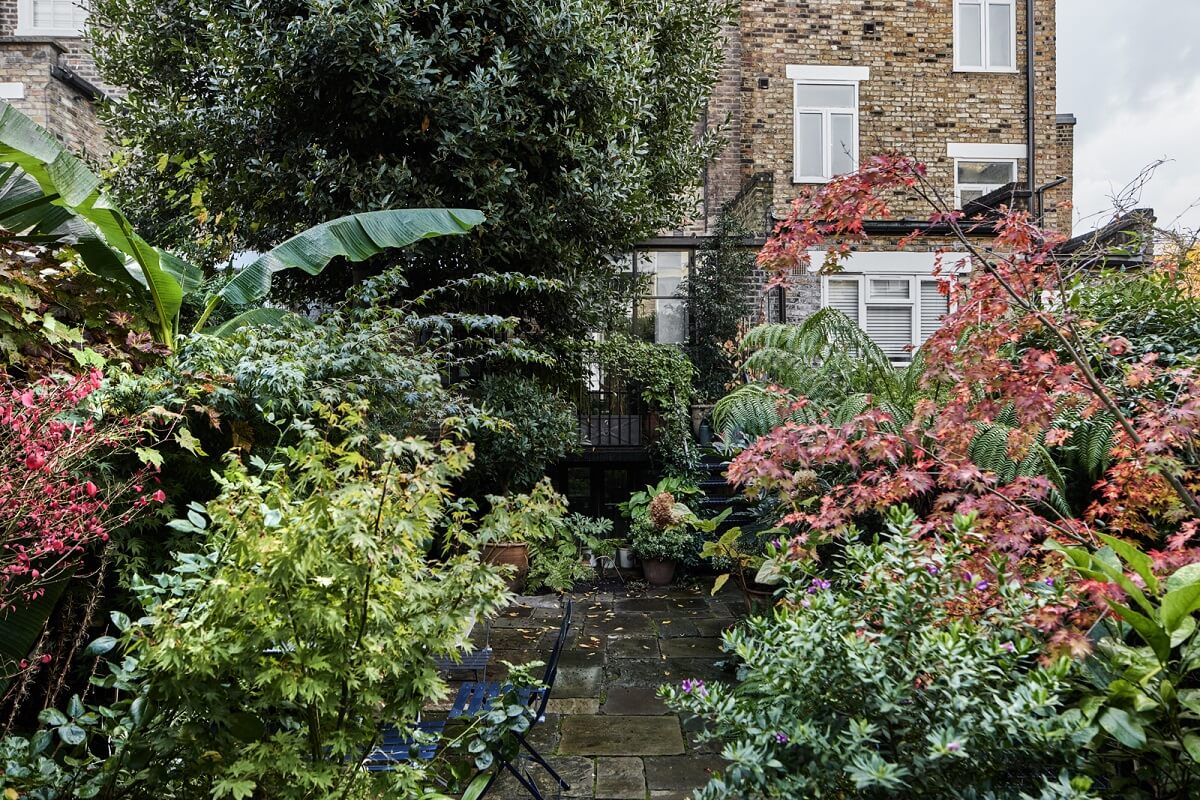 Blue Color Accents in a Restored London Townhouse 26 small-green-garden-london-townhouse-nordroom