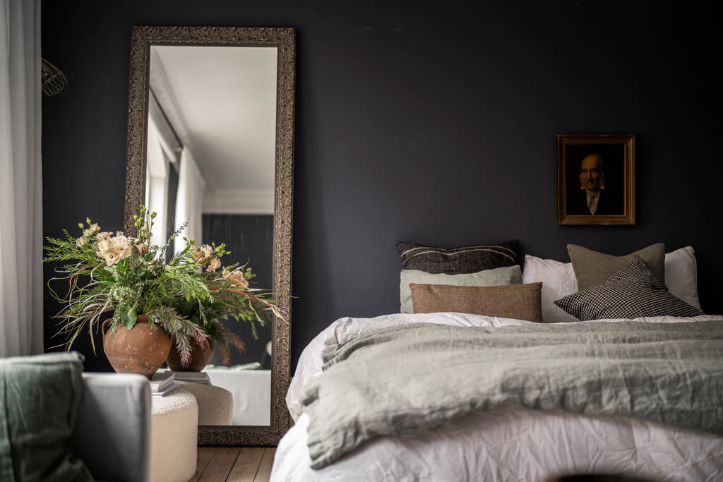 A Scandinavian Studio Apartment with Black Walls 8 studio apartment black walls floor mirror