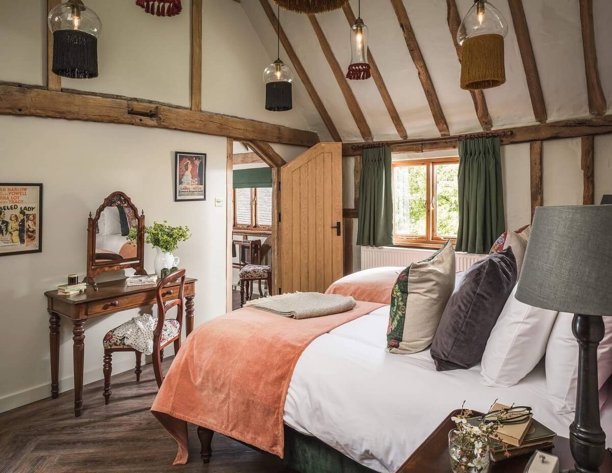 Great Budds Oast: A Cozy Holiday Home in the Kent Countryside 13 twin bedroom pitched ceiling antique vanity GREAT BUDDS OAST