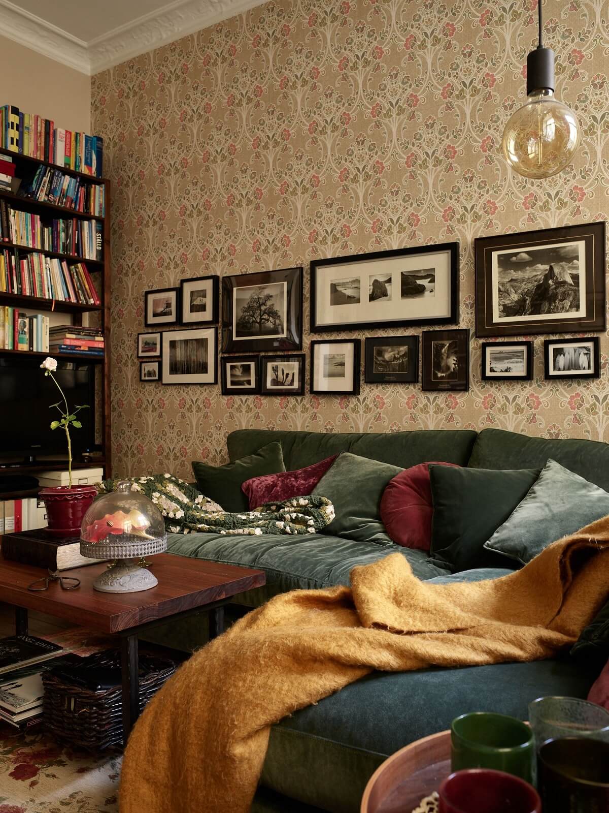 vintage-living-room-green-sofa-wallpaper-nordroom