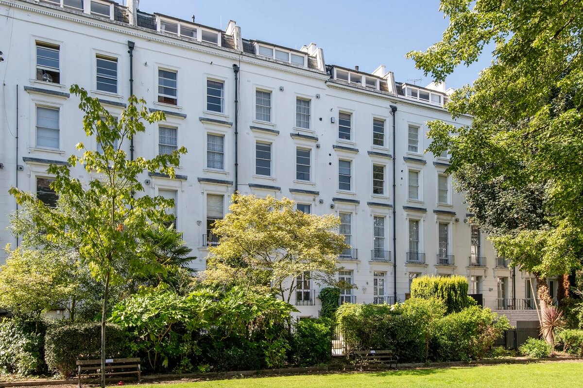 Muted Colors and Classic Design in a London Townhouse 25 white-facade-Little-Venice-Apartment-london
