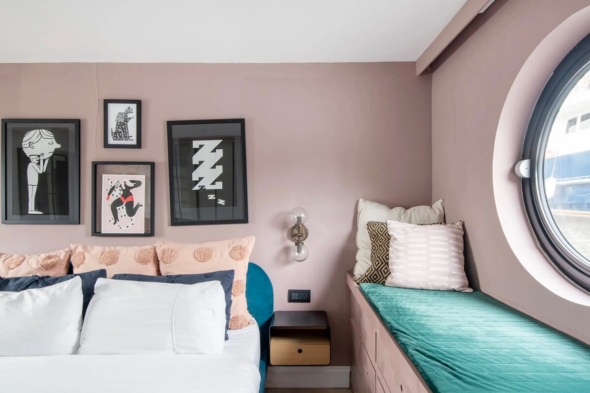 A Spacious and Stylish Houseboat in London 9 window seat bedroom dusty pink walls nordroom