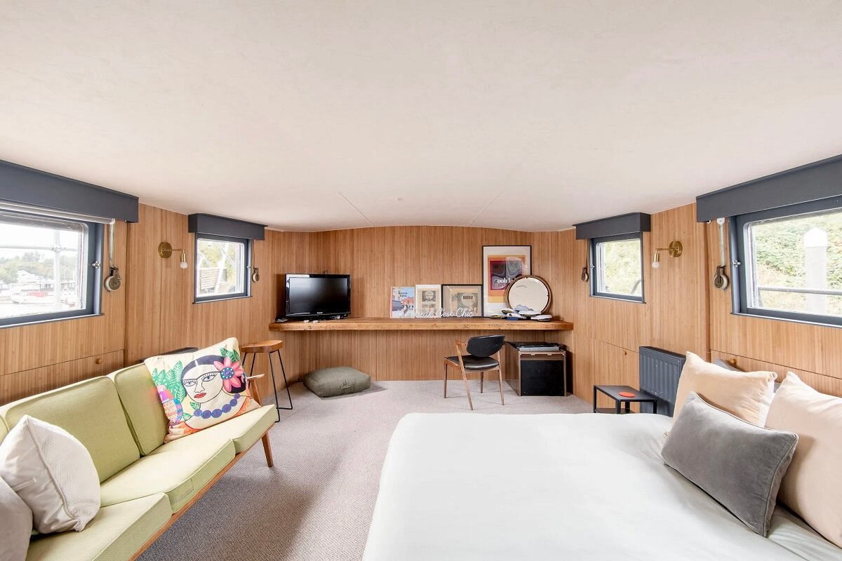 A Spacious and Stylish Houseboat in London 12 wooden bedroom houseboat london nordroom