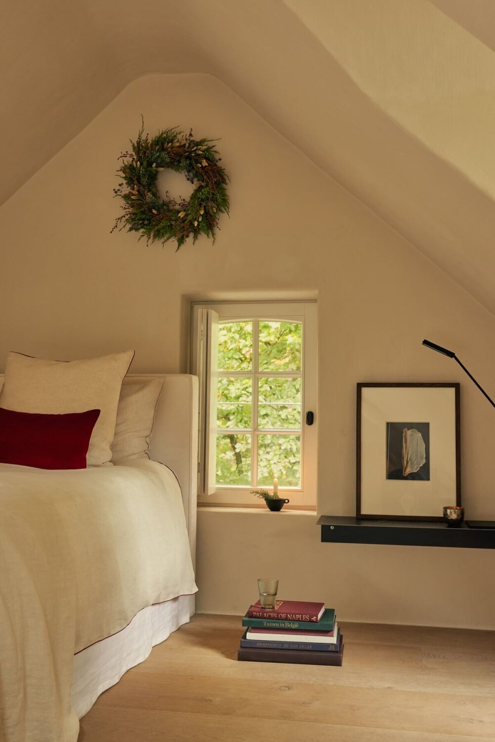 Zara Home Christmas Collection 2023 19 wreath-bedroom-zara-home-christmas-2023-nordroom