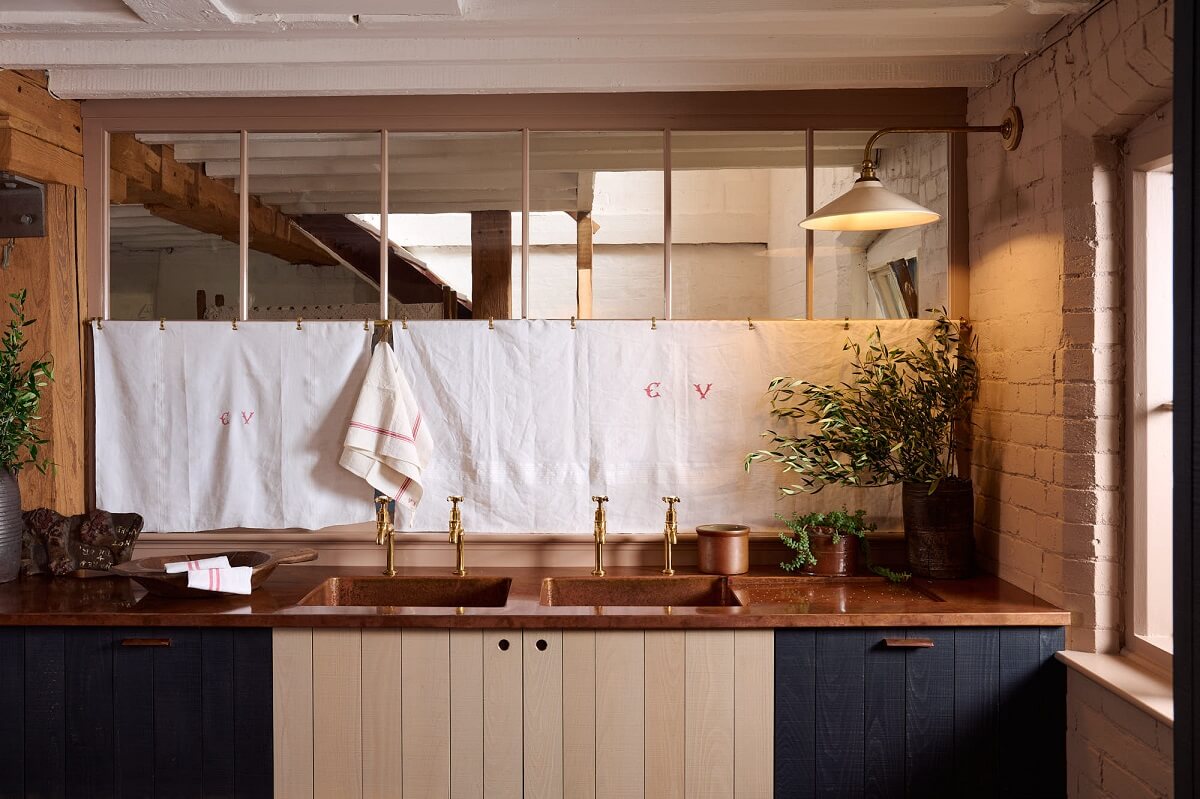 Copper Worktops in A Sebastian Cox Kitchen by deVOL 5 TheSebastianCoxKitchen-deVOL-copper-worktop-windows-nordroom