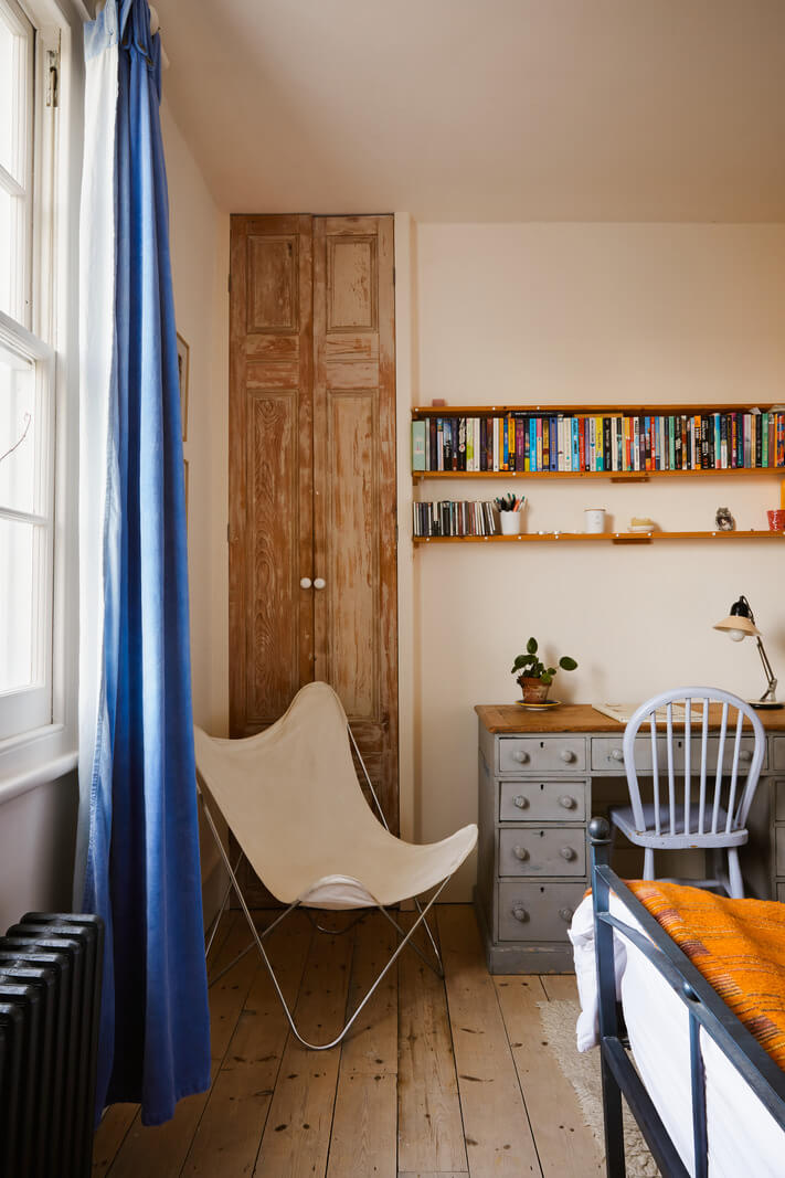 Cozy Cottage Style in a London House with a Garden 17 bedroom-seating-blue-curtains