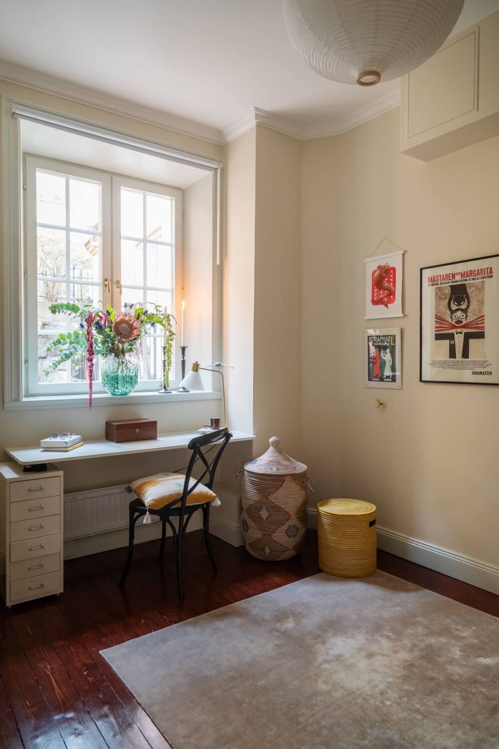 A Cozy Swedish Apartment with a Green Kitchen 29 bedroom with desk under window